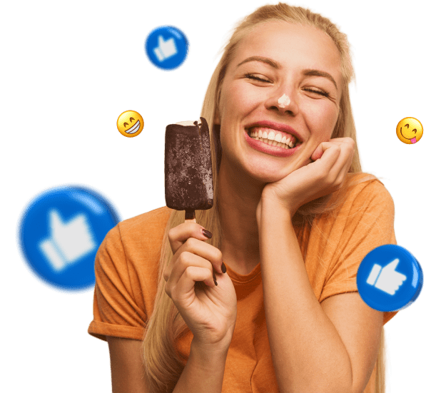 Mulher sorrindo com sorvete