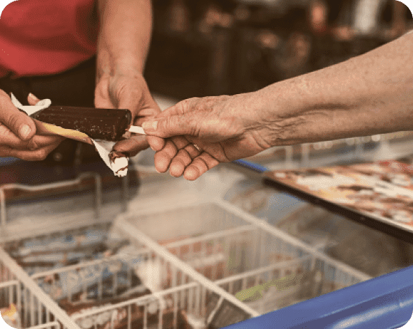 Senhora comprando sorvete Ricali
